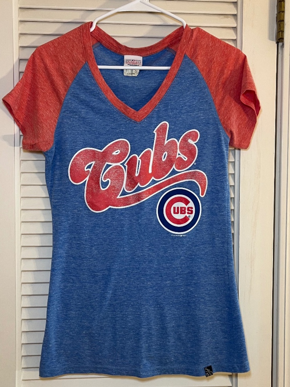 5th & Ocean by New Era Chicago Cubs Women’s Raglan V-Neck T-Shirt Size M - Picture 7 of 7
